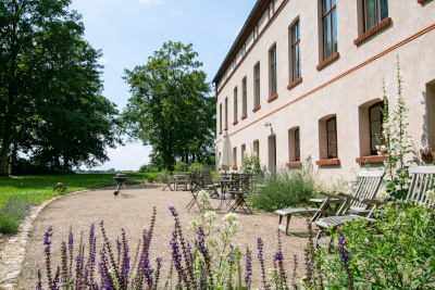 Außenanlage mit Sitzgelegenheiten des Gutshauses Zarchlin