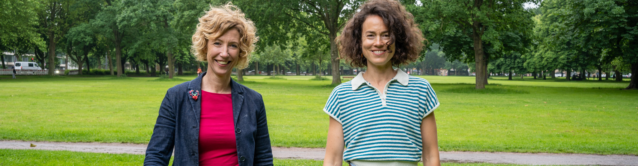 Dr. Heike Niemeier und Amélie Miloy im Park